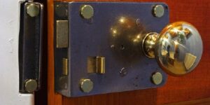 Установка замка в межкомнатную дверь: пошаговая инструкция