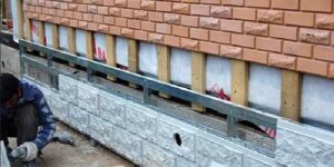 Облицовка цоколя дома искусственным камнем: пошаговая инструкция