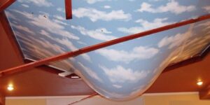 Потолочный плинтус для натяжного потолка: виды, преимущества, фото