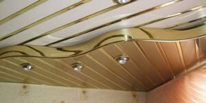 Установка пластиковых панелей на кухонном потолке своими руками