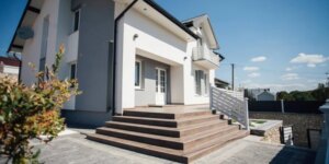 Правильный проход дымохода через кровлю: правила и советы